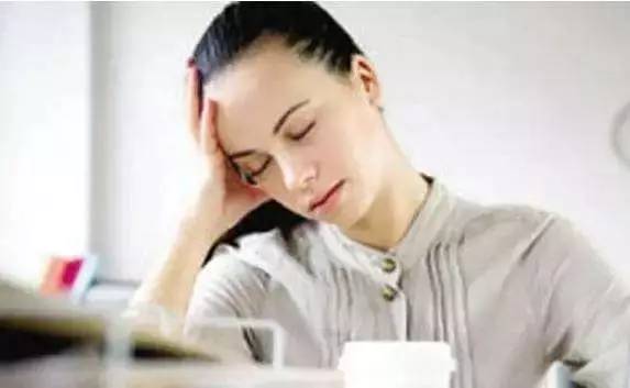 what?。俊跋恪逼G的美女成了辦公室污染源，甲醛治理非常必要！