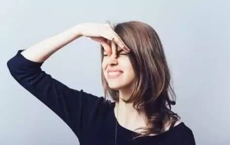 what??？“香”艷的美女成了辦公室污染源，甲醛治理非常必要！